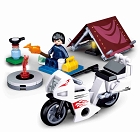 Motorkář v kempu, kostky shodné s LEGO